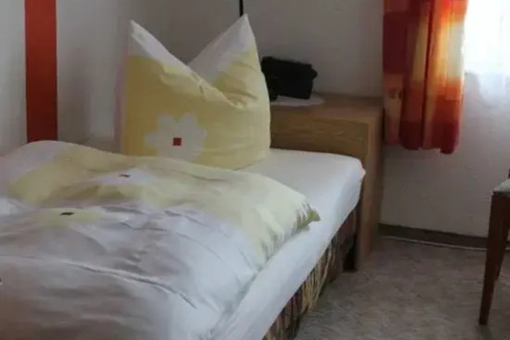 Room 2 of 8