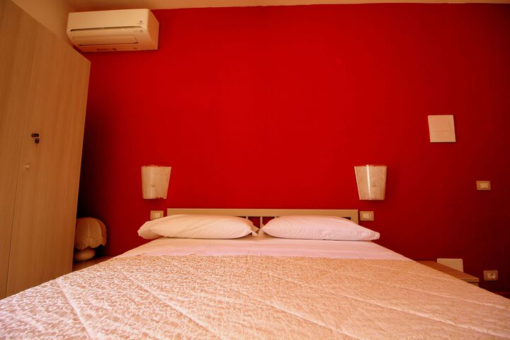 Room 9 of 11