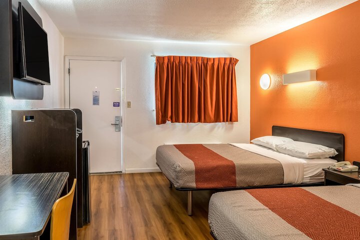 1 Queen Bed (8 of 11)
