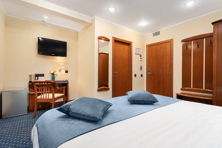 Room 12 of 28