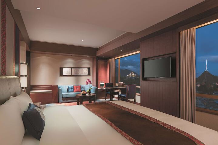 Room 33 of 82