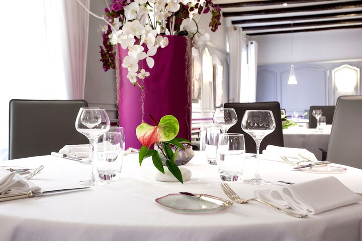Dining 8 of 18