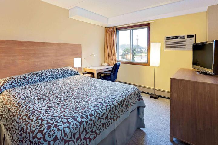 1 Queen Bed (3 of 16)