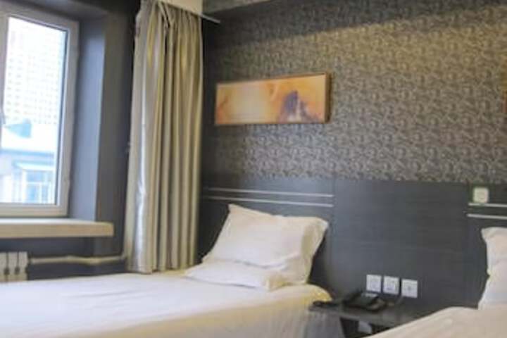 Room 7 of 8