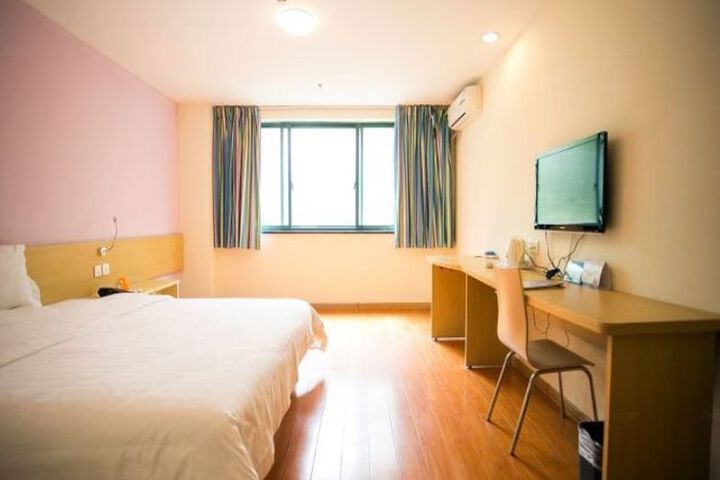 Room 4 of 7