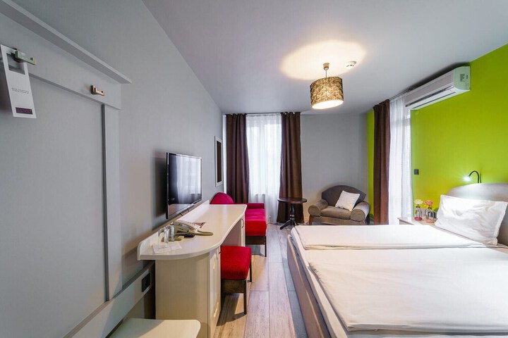 Room 27 of 34