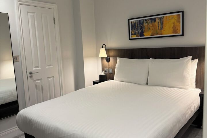 Room 11 of 48