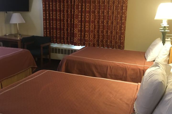 1 Queen Bed (7 of 14)