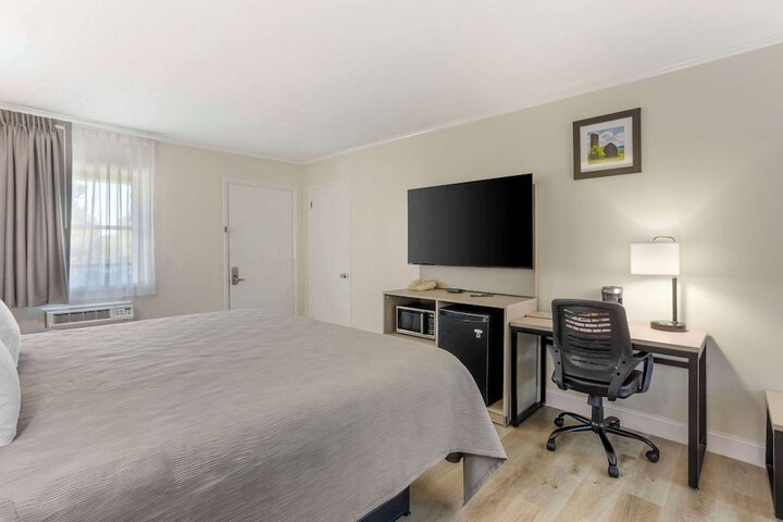 1 King Bed (8 of 13)