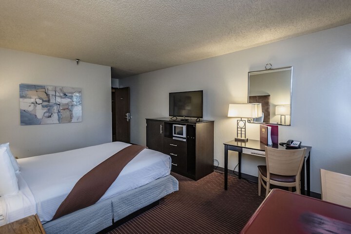 1 Queen Bed (7 of 8)