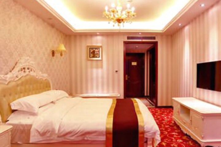 Room 6 of 8