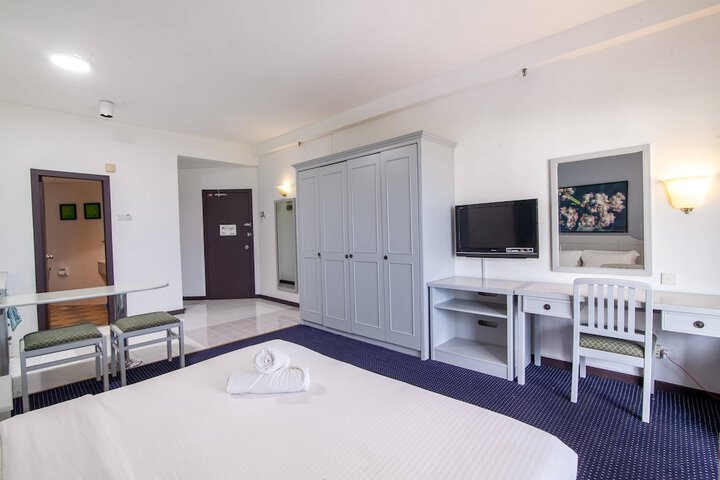 Room 93 of 650