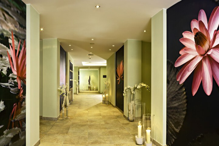 Ballroom/Hall 58 of 71