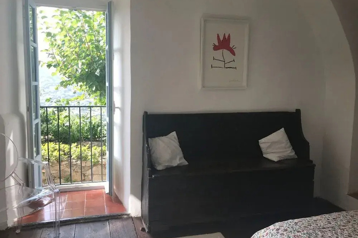 Room 5 of 12