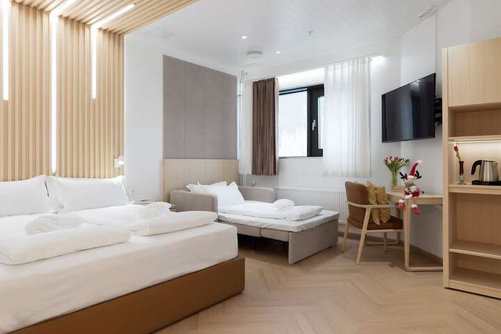 Room 3 of 75