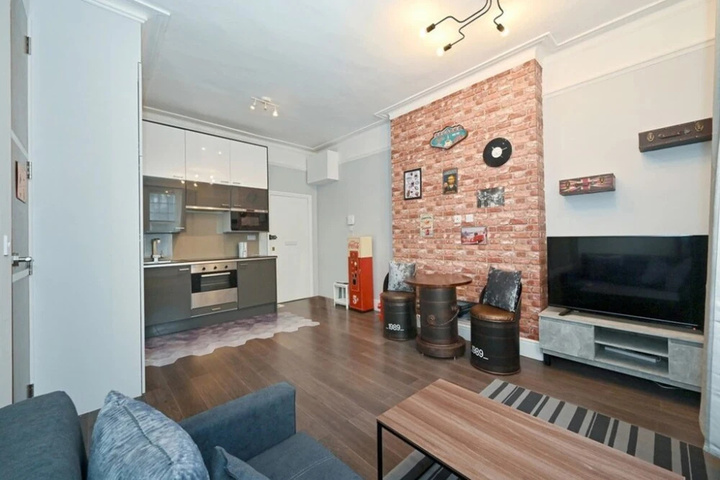 Room 4 of 9