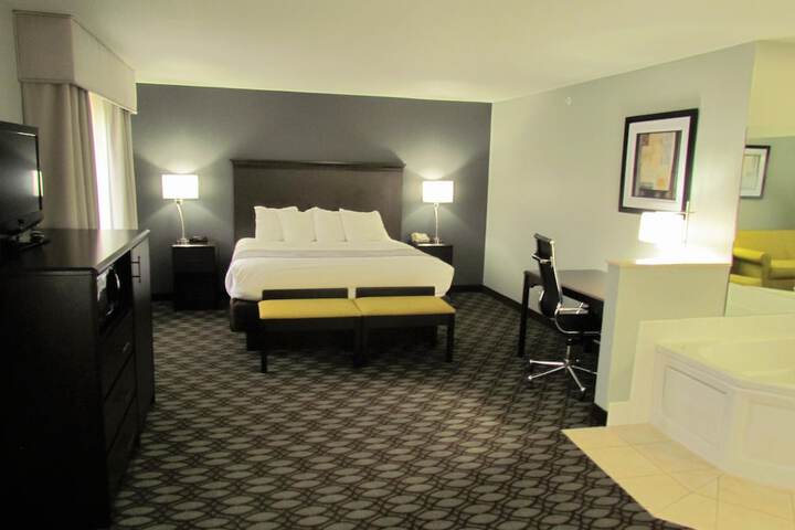 Basic King Bed (17 of 32)