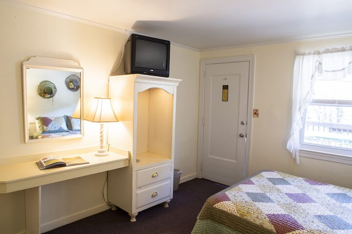 Room 100 of 136