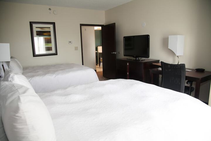2 Queen Beds (8 of 15)