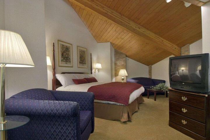 1 King Bed (3 of 6)