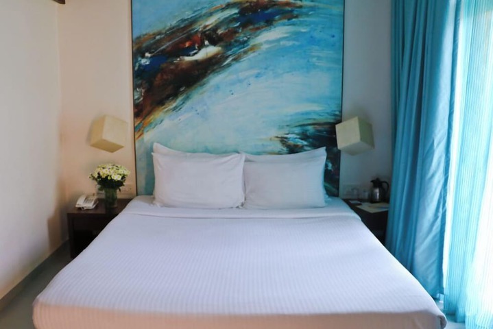 Room 28 of 136