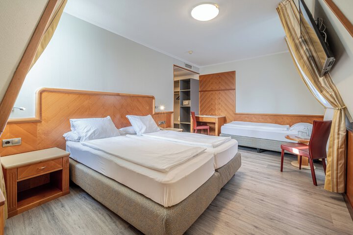 Room 48 of 104