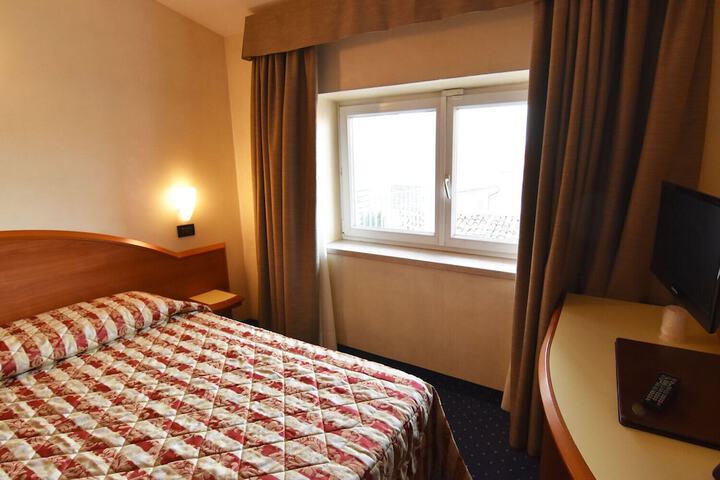 Room 12 of 42