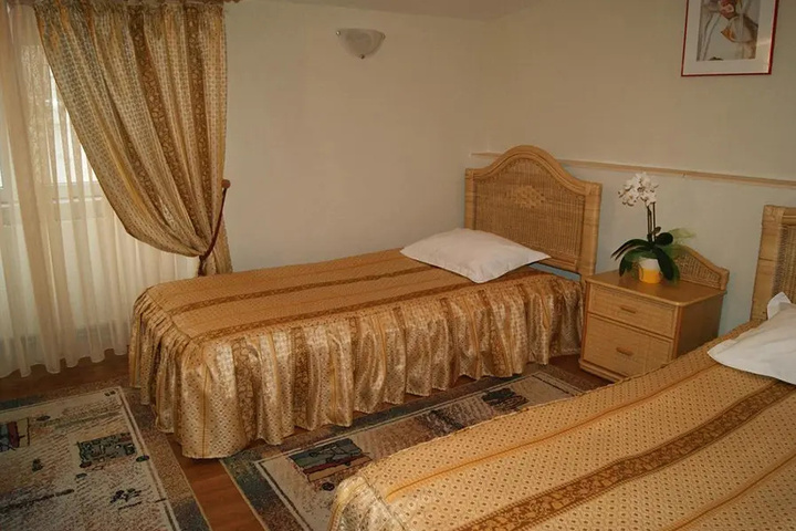 Room 6 of 14