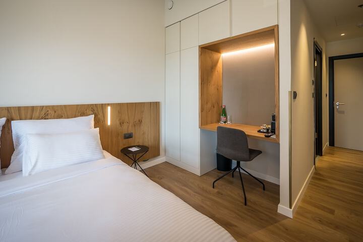 Room 11 of 32