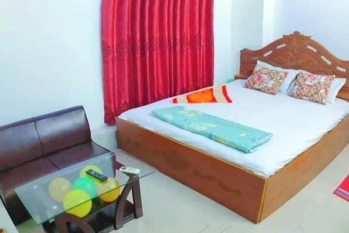 Room 6 of 12