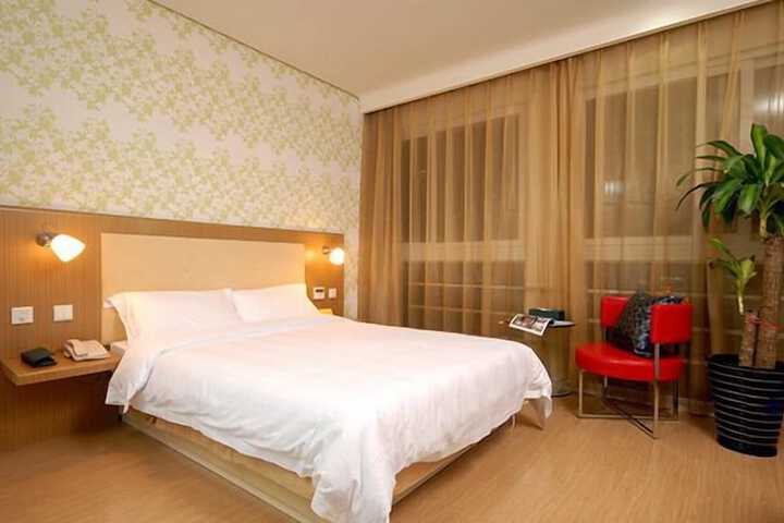 Room 8 of 16
