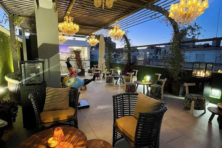 Lounge 20 of 28