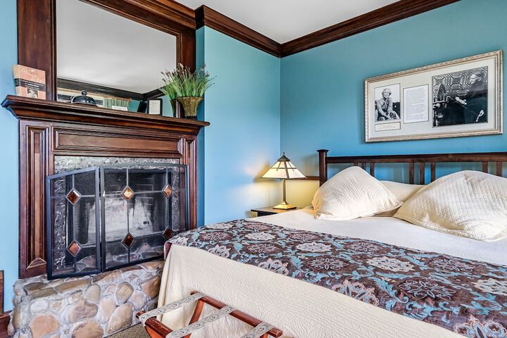 Snug Hug Queen Suite with Fireplace (63 of 131)