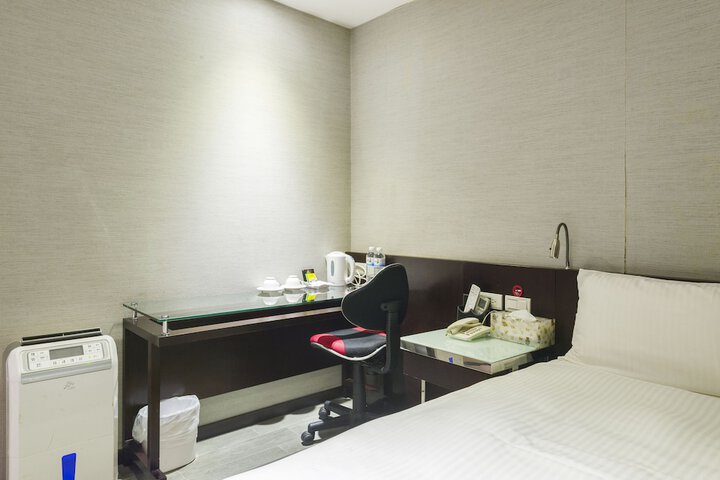 Room 9 of 20