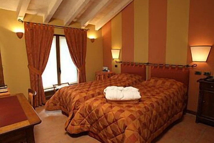 Room 12 of 35