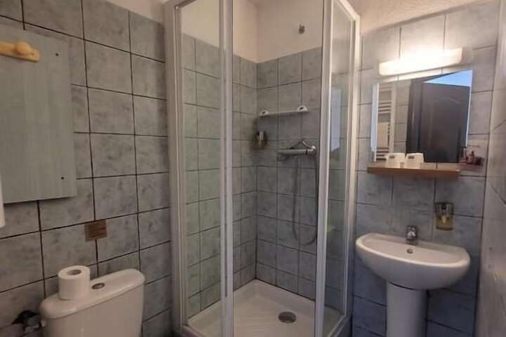 Room 8 of 16