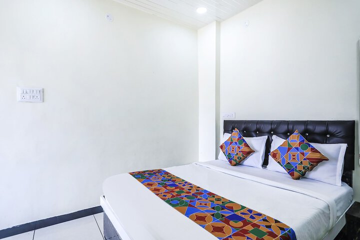 Room 11 of 28
