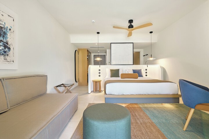 Room 34 of 182
