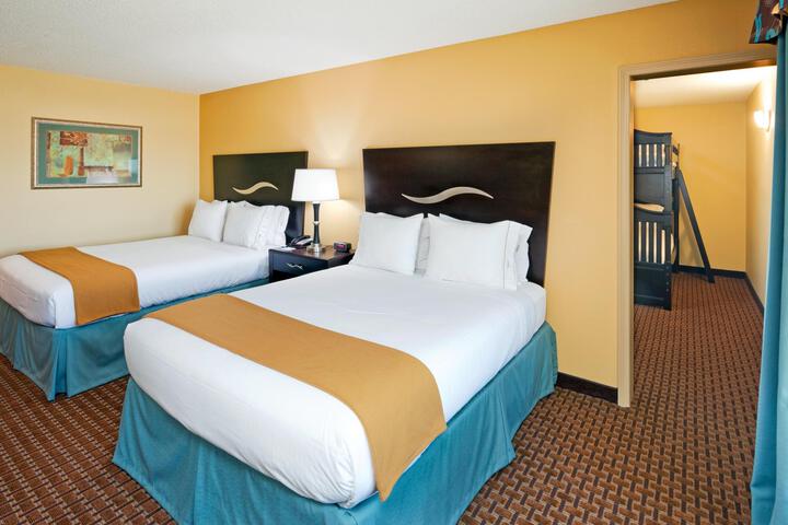 2 Queen Beds (16 of 22)