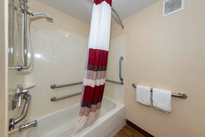 Deluxe King Bed (7 of 8)