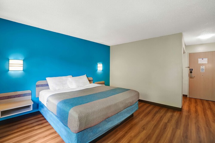 1 King Bed (2 of 10)