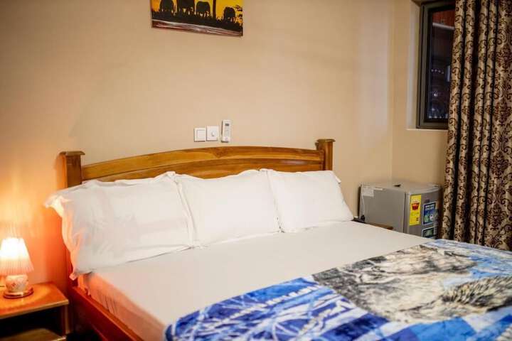Room 4 of 9