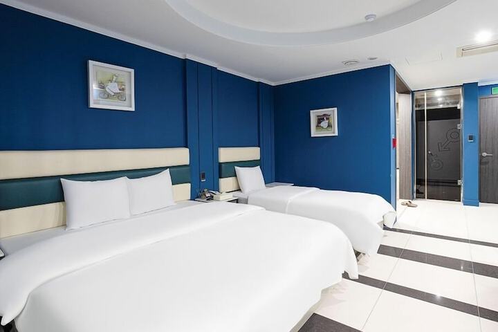 Room 12 of 90