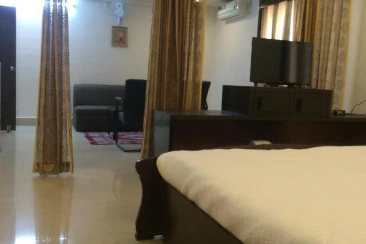 Room 7 of 18