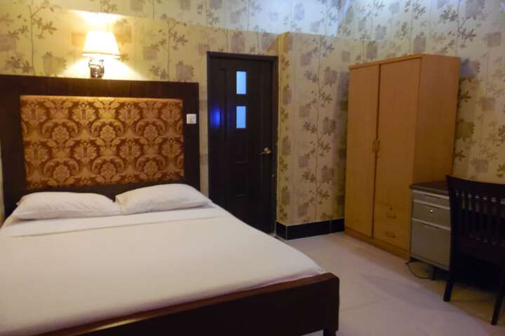 Room 27 of 40