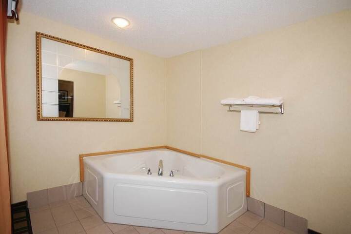 Deep soaking bathtub