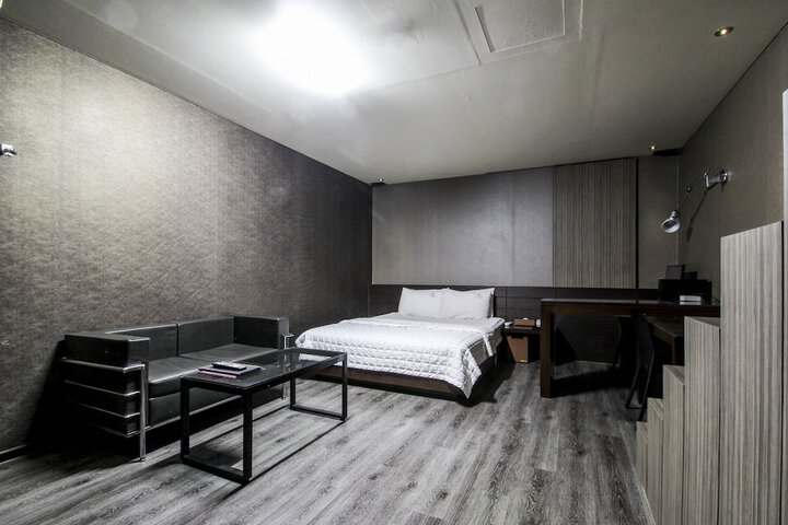 Room 4 of 95