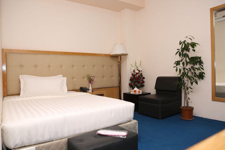Room 13 of 36