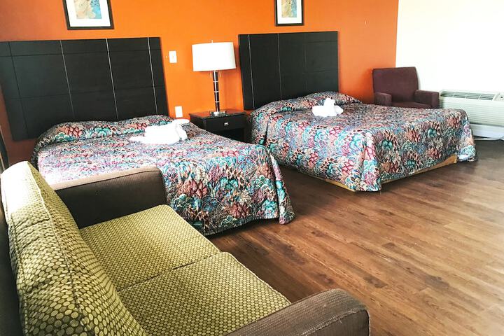 2 Queen Beds and Sofa (6 of 19)