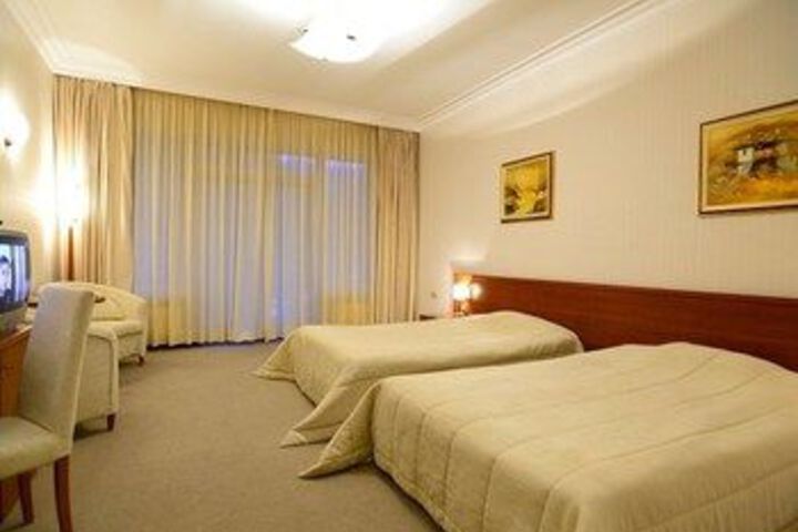 Room 10 of 28